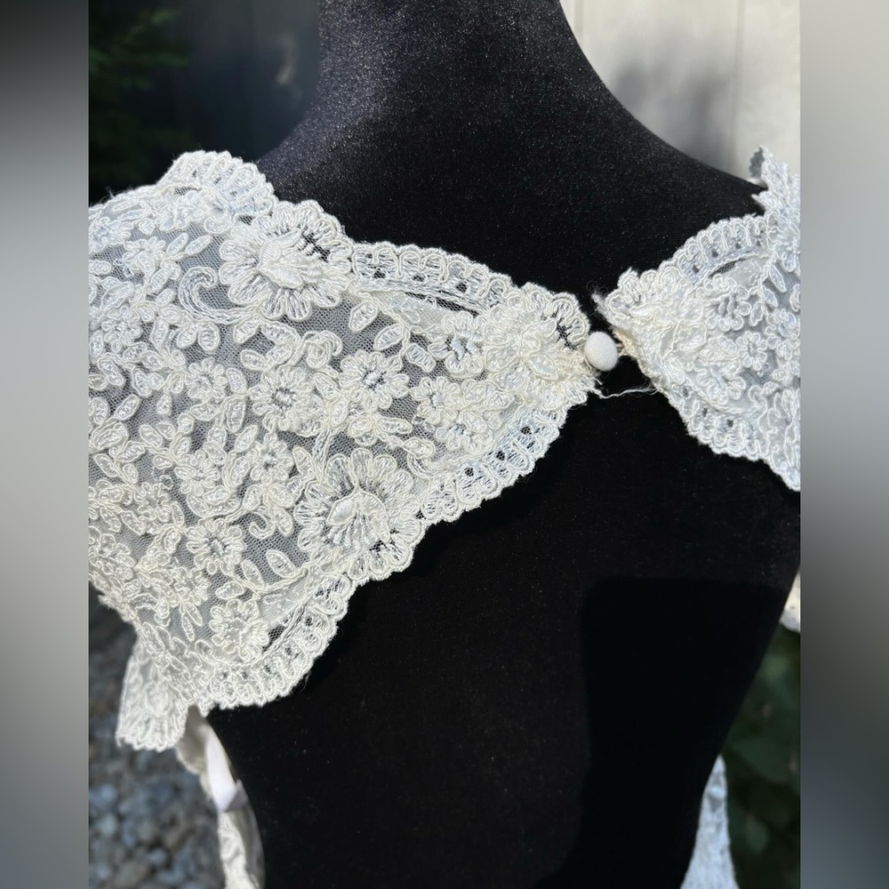 Davids Bridal lace trim open back Wedding Dress Ivory Size 6 Boho Bride